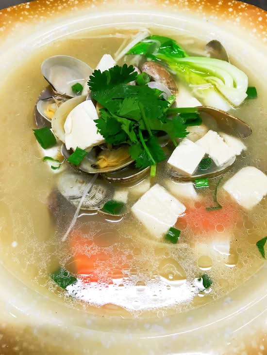 Clam and Tofu Soup (I)(蛤蜊豆腐煲)